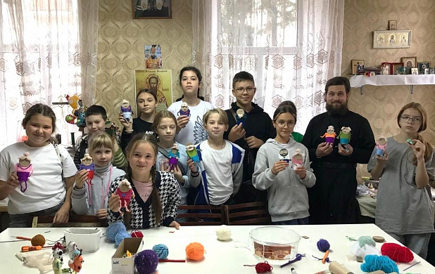 В Кинешме дети связали кукол в подарок пожилым людям 